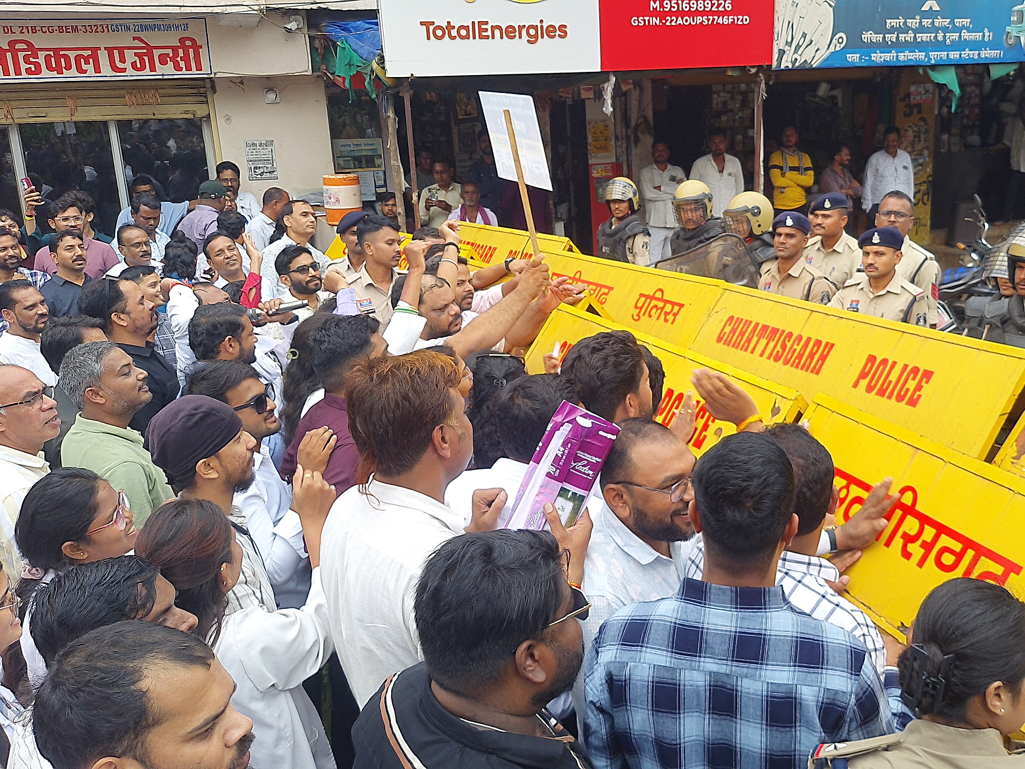 स्वास्थ्य मंत्री के नाम सौंपा ज्ञापन