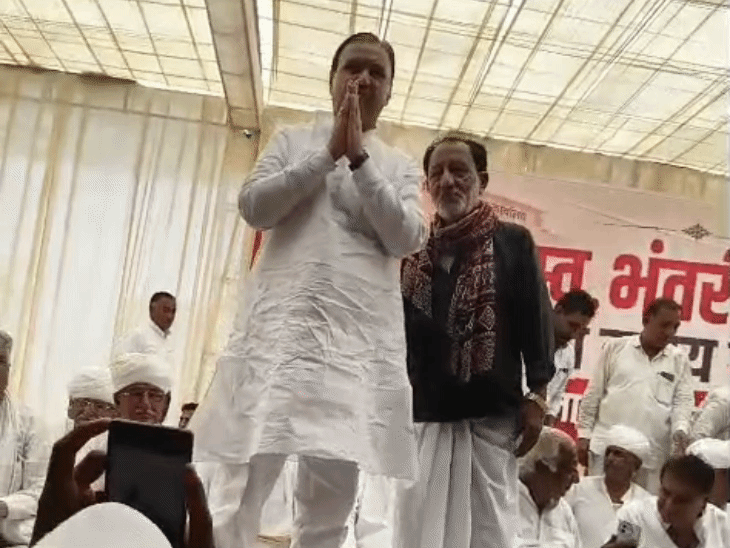 धरने में शामिल पूर्व विधायक के सभा स्थल पर पहुंचने पर लोगों ने नारेबाजी की।