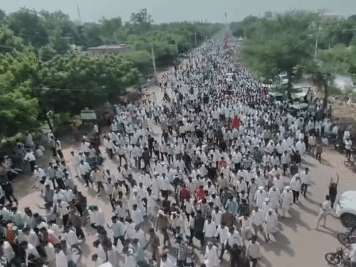 भंवरी देवी हत्याकांड मामले का खुलासा नहीं होने के बाद मंगलवार को हजारों की भीड़ फलोदी पहुंची और कलेक्टर का घेराव किया।