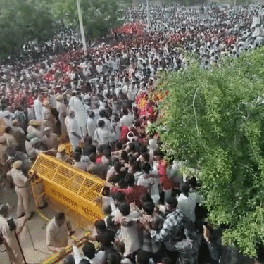 आरोपियों की गिरफ्तारी, एसएचओ और डीएसपी को हटाने की मांग को लेकर कलेक्टर ऑफिस का घेराव किया।
