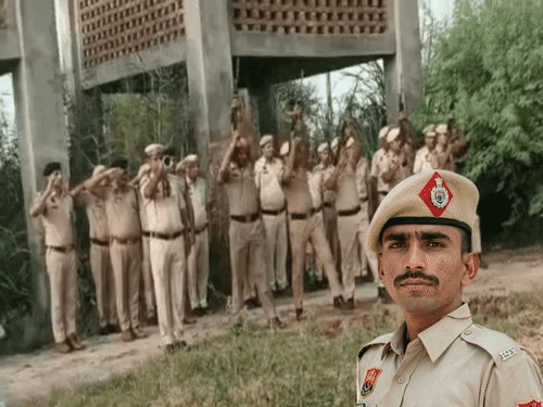 मृतक कांस्टेबल अंकित का मंगलवार की शाम को राजकीय सम्मान के साथ अंतिम संस्कार किया गया। इनसेट में अंकित  का फाइल फोटो। - Dainik Bhaskar