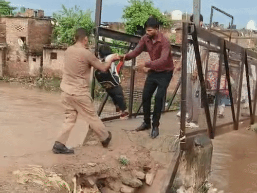 पंचकूला में अलीपुर-खटोली पुल भी टूट गया। इसके बाद पुलिस ने इस पर दोनों तरफ से ट्रैफिक बंद कर दिया। यहां से लोग केवल पैदल ही निकल रहे हैं।