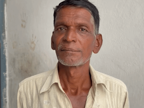 मकान मालिक विक्रम चौधरी ने बताया- पत्नी के बाद बच्चों को लेकर गया था।