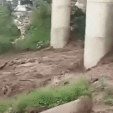पिंजौर-नालागढ़ रोड पर फ्लाईओवर के नीचे सुखना नदी में आया उफान।