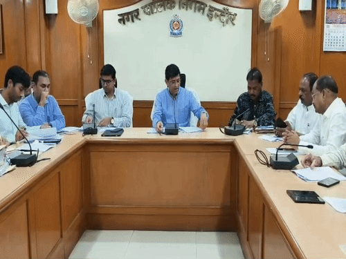 एमआईसी बैठक में शामिल महापौर, एमआईसी मेंबर व निगम के अधिकारी।