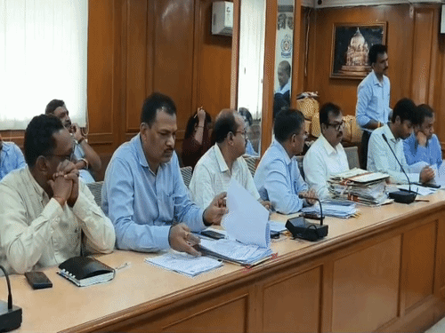 एमआईसी बैठक में शामिल निगम अधिकारी, महापौर व एमआईसी मेंबर।