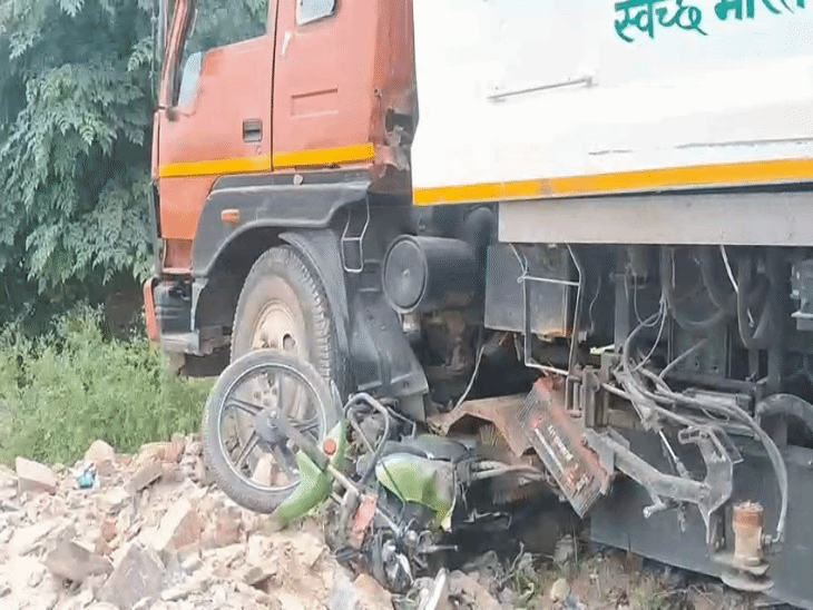 बेकाबू ट्रक हाईवे पर मेंटेनेंस गाड़ी को टक्कर मारकर साइड में खड़ी एक बाइक पर भी चढ़ गया।