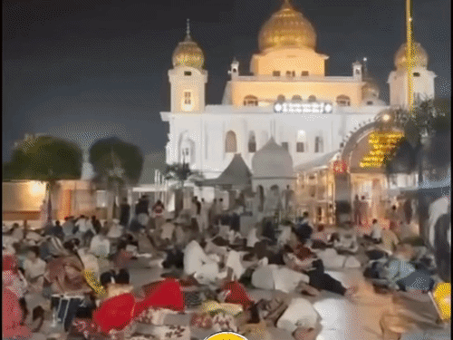 A large number of people from the Muslim community arrived outside the Fatehgarh Sahib Gurdwara