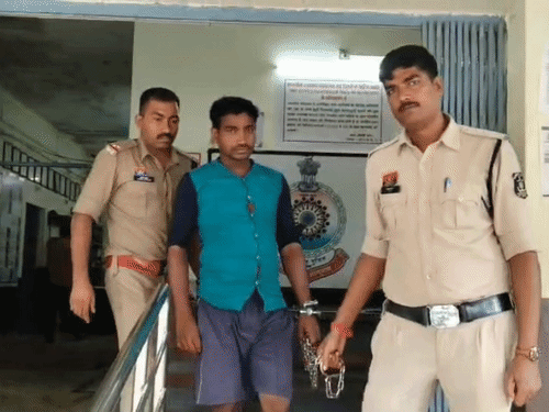 पुलिस ने महिला पर एसिड फेंकने वाले आरोपी को अरेस्ट कर लिया है।