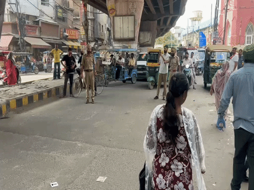 घटना के बाद मौके पर पहुंची पुलिस जांच करती हुई।