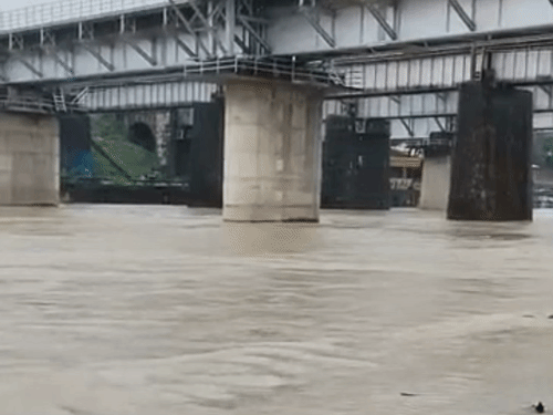 केलो नदी का जलस्तर बढ़ने पर सोमवार रात डैम के 4 गेट खोल दिए गए।