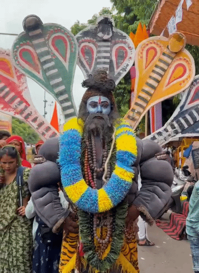 पदयात्रा में अलग-अलग झांकी सजाई गई है।