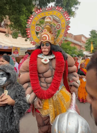 हनुमान जी के अवतार में समेत कई झांकियां सजीं।
