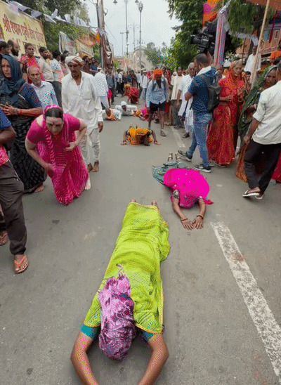 कई भक्त पैदल तो कई दंडवत करते हुए यात्रा पर निकले है।