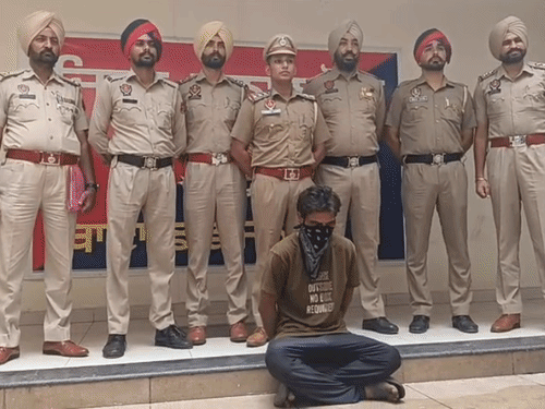 पुलिस की गिरफ्त में आरोपी वरुण कुमार