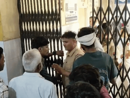अस्पताल के चैनल गेट पर पुलिस ने आक्रोशित ग्रामीणों को रोकने की कोशिश की।