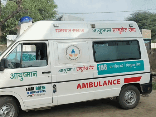 परिजनों ने रात भर शव को एंबुलेंस में रखा।
