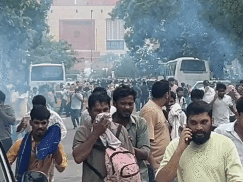 आंसू गैस के गोले दागने से प्रदर्शनकारियों में अफरा-तफरी मच गई थी।
