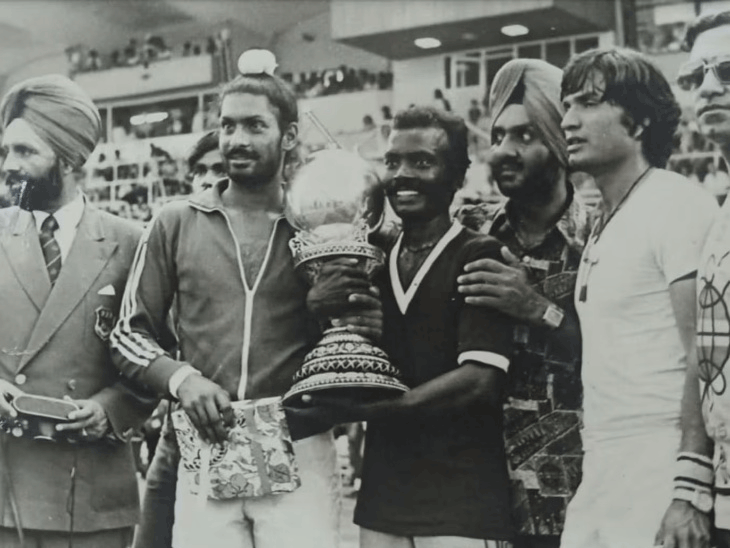 1975 में हॉकी वर्ल्ड कप जीतने के बाद भारतीय टीम।
