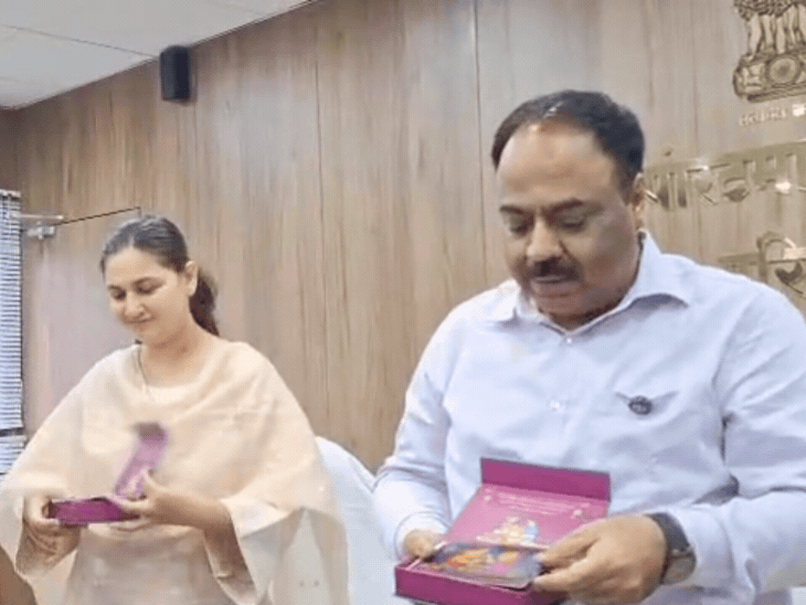 राखी स्पेशल गिफ्ट बॉक्स लॉन्च करते अधिकारी।