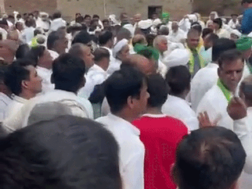 गांव किनाला में जीवन कुंडू के घर के बाहर उमड़ी भीड़।