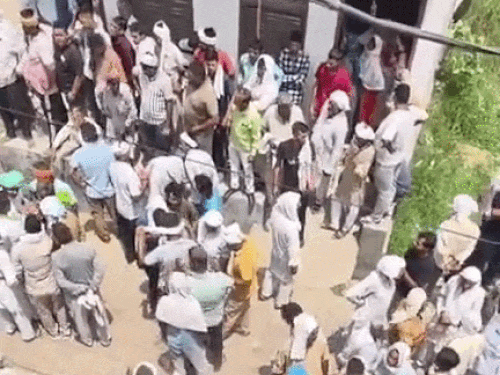 गांव किनाला में जीवन कुंडू के घर के बाहर उमड़ी भीड़।