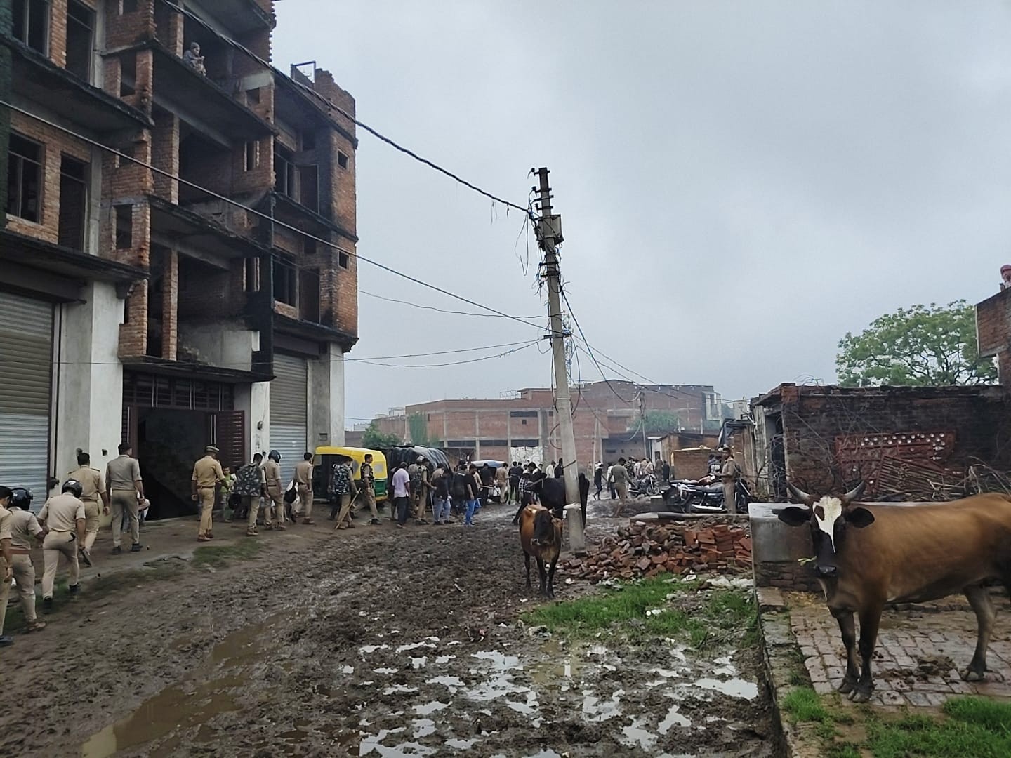 भारी पुलिस बल पहुंचने और एक दिन पहले गिरफ्तारी की कार्रवाई के बाद आज अवैध डेयरी संचालक विरोध में नहीं दिखे।