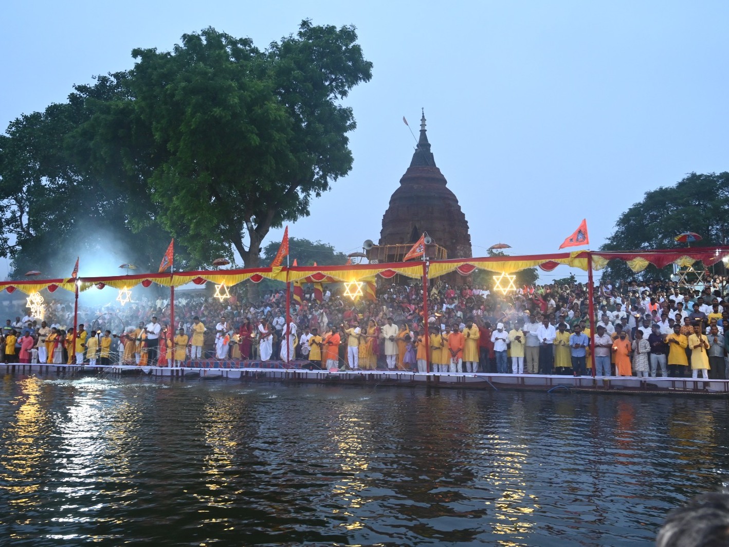 हजारों भक्तों ने एक साथ जलाए दीप