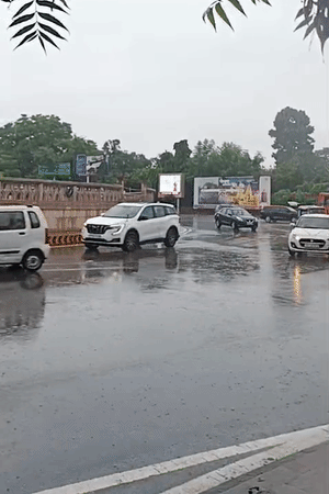 यह तस्वीर 1090 वीमेन पावर लाइन चौराहे की है। सुबह 7 बजे रिमझिम बारिश हो रही थी।