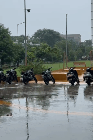 जानकीपुरम विस्तार के कुर्सी रोड इलाके में सुबह 9 बजे रिमझिम बारिश हो रही है।