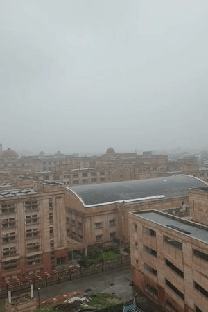 सुबह 9:15 बजे से मूसलाधार बारिश शुरू हो गई। यह तस्वीर हाईकोर्ट परिसर की है।