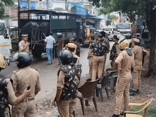पुलिसवाले बुलेट प्रूफ जैकेट और हेलमेट लगाकर पहुंचे। इस दौरान कोई हमलावर सामने नहीं आया।