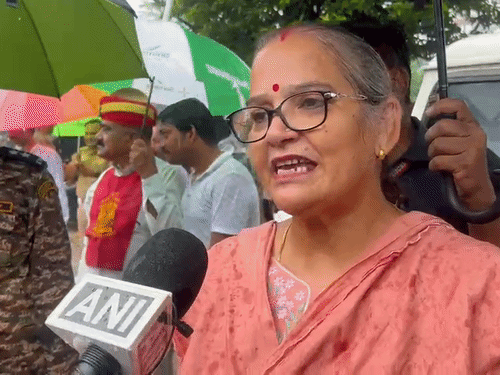 नगर निगम की कार्रवाई के दौरान बारिश के बीच मेयर भी पारा इलाके में पहुंचीं।