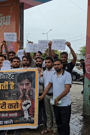 5512 पदों की भर्ती का अंतिम परिणाम जारी नहीं होने से नाराज अभ्यर्थियों ने मंगलवार को लखनऊ में प्रदर्शन किया।