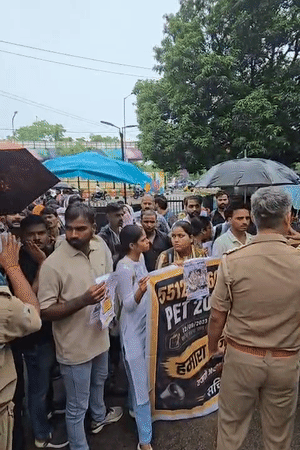 भारी बारिश के बीच अभ्यर्थी डटे रहे इस दौरान पुलिस से उनकी झड़प हुई।