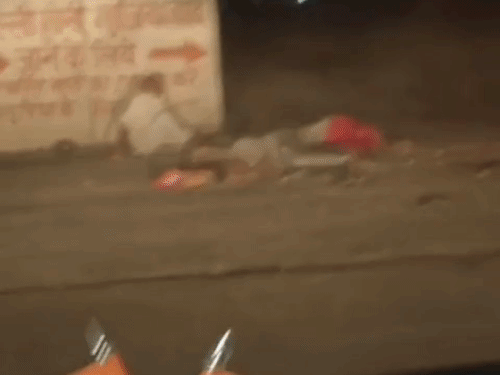 हादसे के बाद कार चालक भाग गया। वहीं, घायल सड़क पर तड़पते रहे।