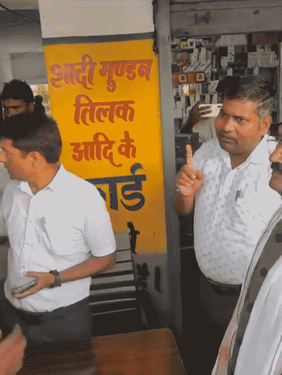 विधायक विनोद शंकर अवस्थी पहुंचे तो किसानों ने खाद ज्यादा कीमत पर बेचने की शिकायत की। इस पर विधायक नाराज हो गए