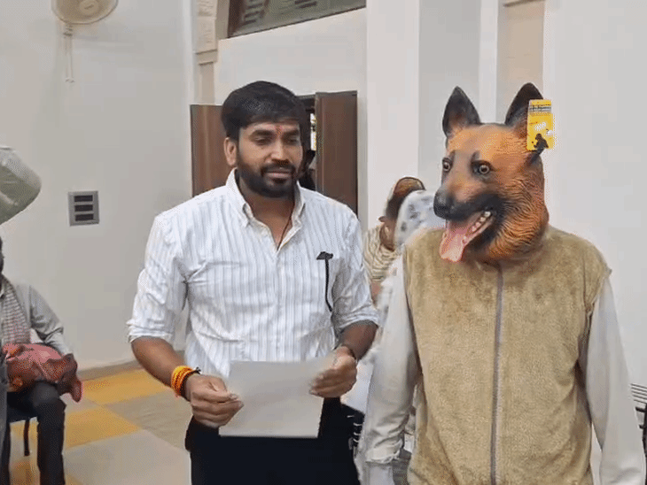 अधिकारियों के कहने पर नेता प्रतिपक्ष अंदर पहुंचे