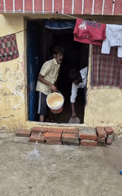 घरों में पानी भर गया है। लोग पूरे दिन घर से पानी निकालते रहते हैं।