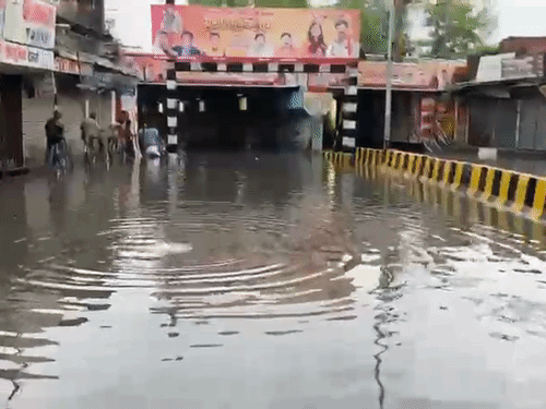 निरंजन डॉट पुल के नीचे 3 फीट तक पानी भर गया। इससे लोगों को आने-जाने में दिक्कत हो रही है।