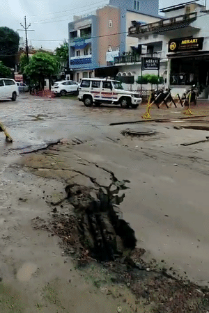 विकासनगर में गुलाचीन मंदिर को जाने वाली डबल लेन सड़क करीब 20 मीटर से ज्यादा लंबाई में धंसी है। आवाजाही बंद करा दी गई है।