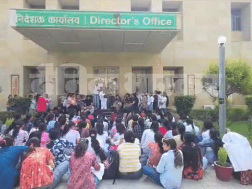 मेडिकल कॉलेज के कैंपस में छेड़छाड़ की घटना के बाद स्टूडेंट्स ने डायरेक्टर ऑफिस के बाहर धरना शुरू कर दिया।
