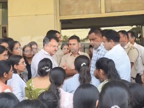 स्टूडेंट्स के धरने पर पहुंचे डायरेक्टर जगदीश चंद्र दुरेजा ने सिक्योरिटी बढ़ाने का आश्वासन दिया।