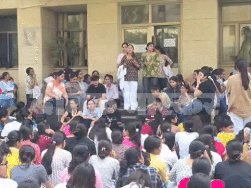 मेडिकल कॉलेज डायरेक्टर ऑफिस के बाहर धरने पर बैठी स्टूडेंट्स ने 19 मांगें रखी हैं।