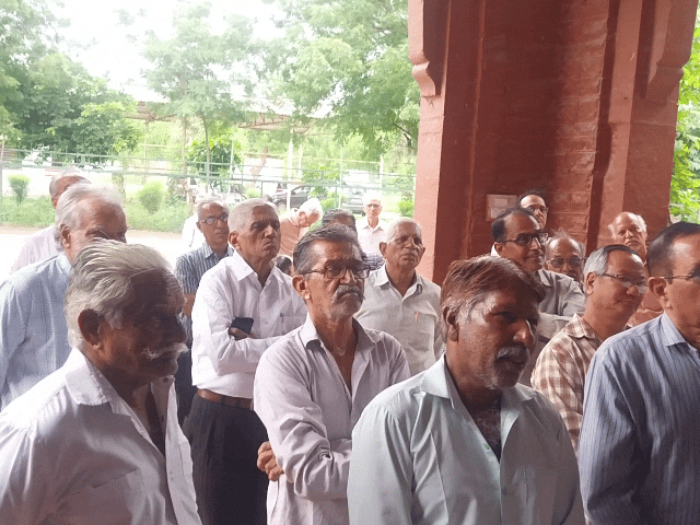 पेंशनर्स ने विश्वविद्यालय में प्रशासन के खिलाफ नारेबाजी की और रैली निकाली।