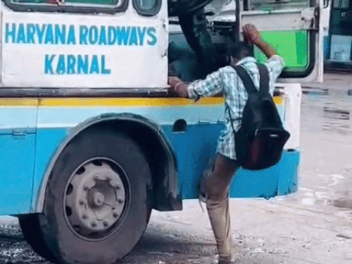 शराब के नशे में करनाल रोडवेज डिपो की बस में चढ़ता युवक।