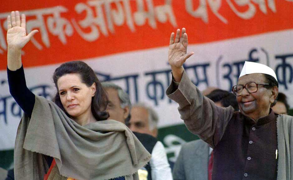 कांग्रेस की प्राथमिक सदस्यता लेने के बाद सोनिया ने 1998 के चुनावों में पार्टी के तत्कालीन अध्यक्ष सीताराम केसरी के साथ कैम्पेन में भाग लिया था। अगले साल यानी 1999 में उन्होंने पहली बार चुनाव लड़ा।