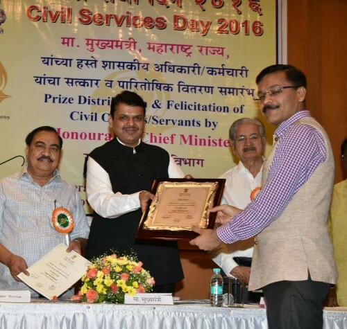 तुकाराम मुंढे को साल 2015-16 में बेस्ट कलेक्टर का अवॉर्ड मिला था।