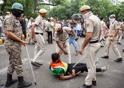 प्रदर्शन के दौरान दिल्ली पुलिस की लाठीचार्ज में 50 से ज्यादा प्रदर्शनकारी जख्मी हुए थे।