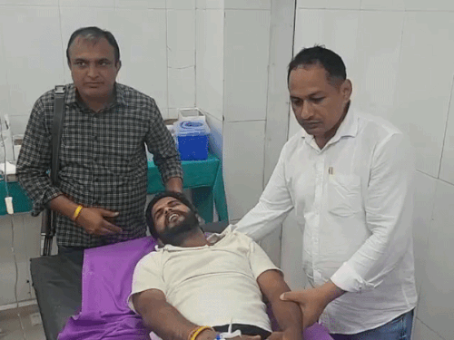 अस्पताल में रोता रहा बदमाश।